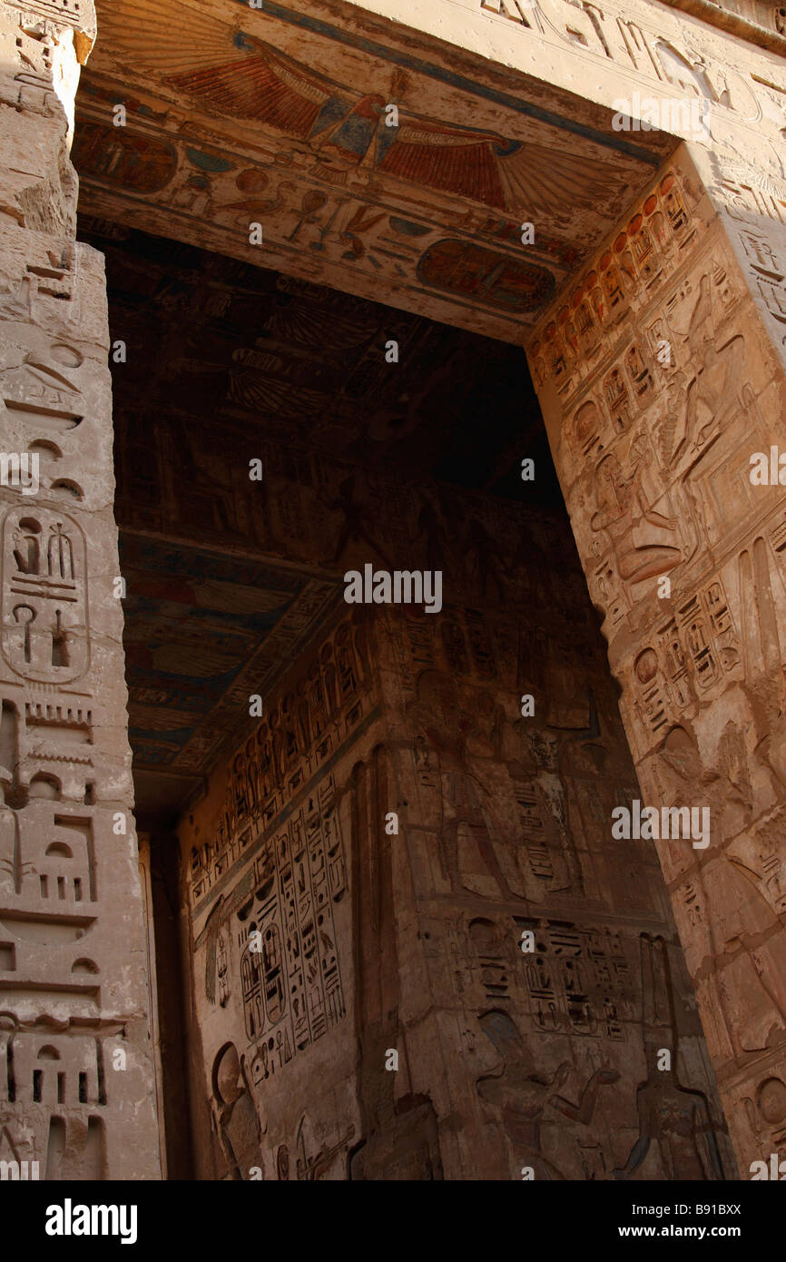 Grande portale in pietra decorata con geroglifici egiziani e rilievi, [Medinet Habu] Tempio mortuario, 'West Bank", Luxor, Egitto Foto Stock