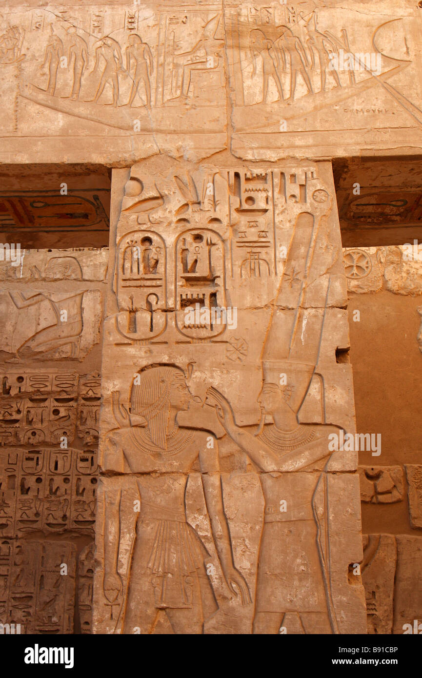 Colonna di pietra di rilievo che mostra il faraone Ramses III, il dio Amon e barca sacra, [Medinet Habu] Tempio, 'West Bank", Luxor, Egitto Foto Stock