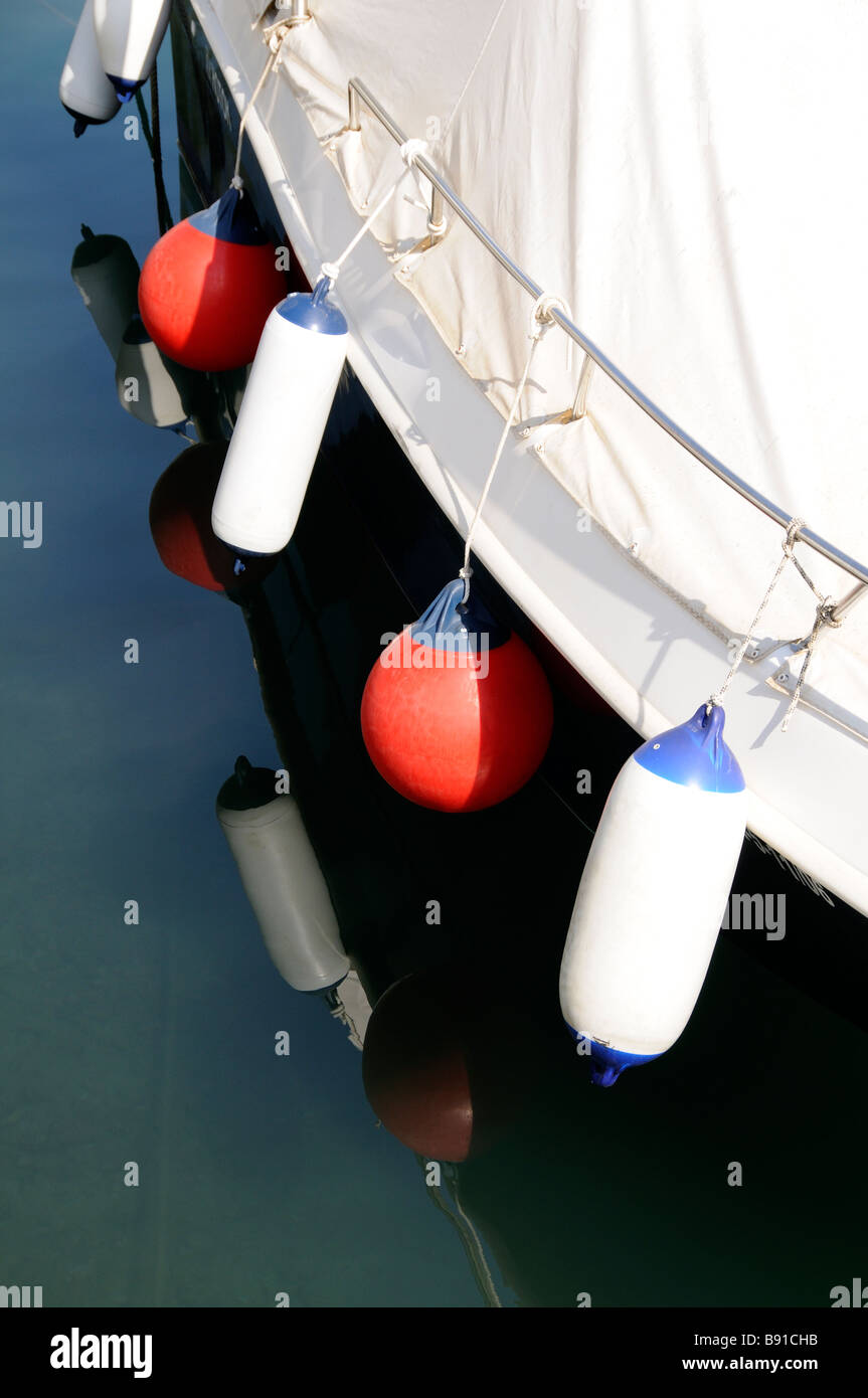 I parafanghi appendere dal lato di una barca Foto Stock