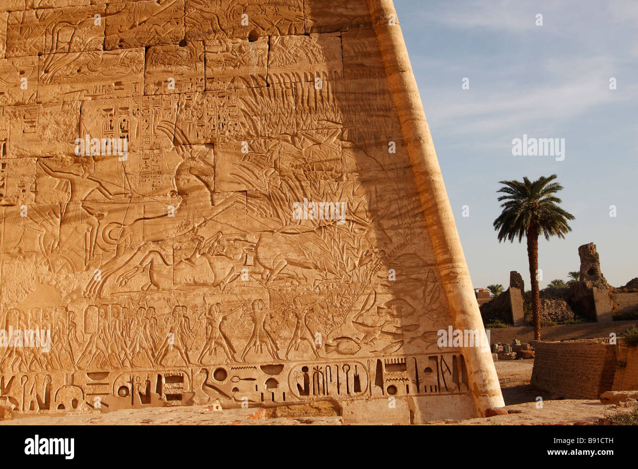 Rilievo del faraone Ramesse III bull hunting scene scolpite sulla parete del pilone di [Medinet Habu] Tempio, 'West Bank", Luxor, Egitto Foto Stock