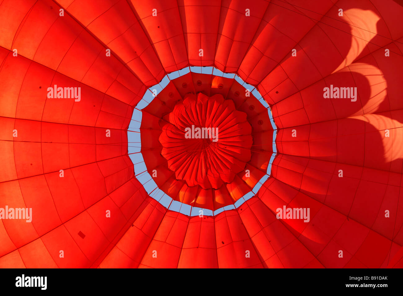 All'interno di un colorato rosso [mongolfiera] essendo gonfiato, close up dettaglio Foto Stock