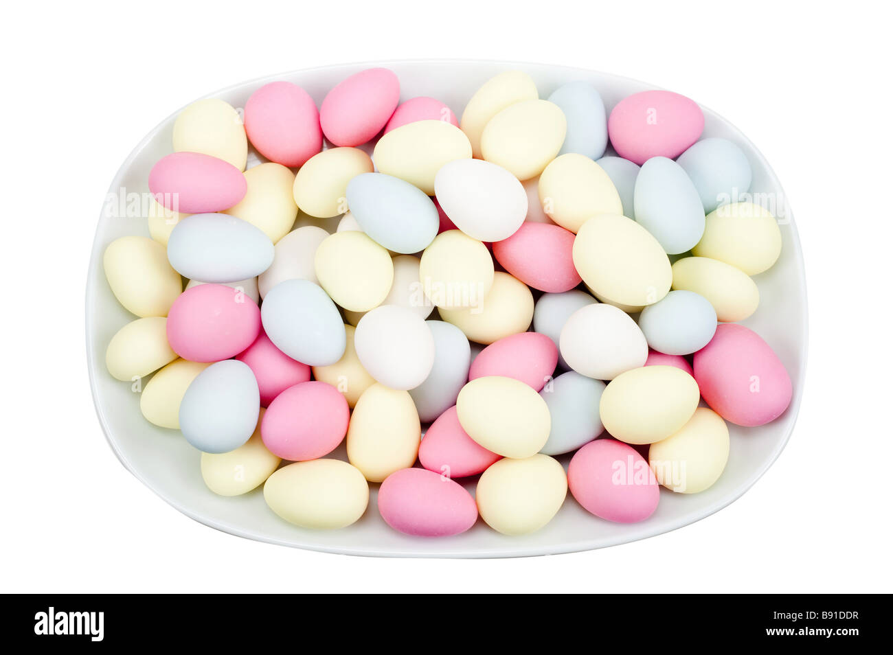 Ciotola di zucchero mandorle ricoperto le uova di pasqua isolato su uno sfondo bianco Foto Stock
