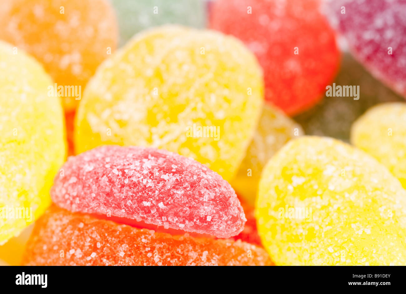 Close up di caramella di frutta in molti colori sullo sfondo Foto Stock