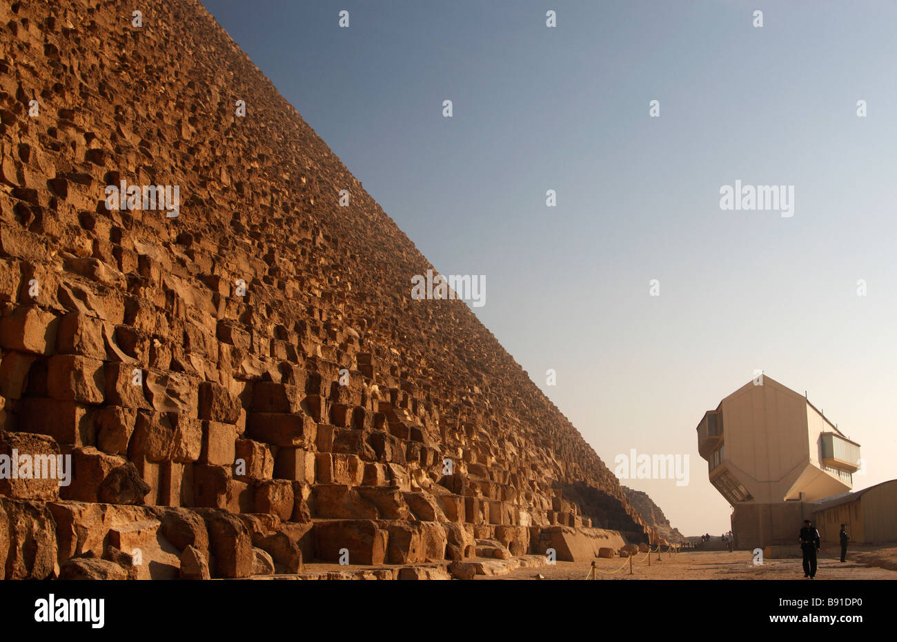 'Solar Boat Museum' alla base della Grande Piramide di Khufu, Giza, il Cairo, Egitto Foto Stock