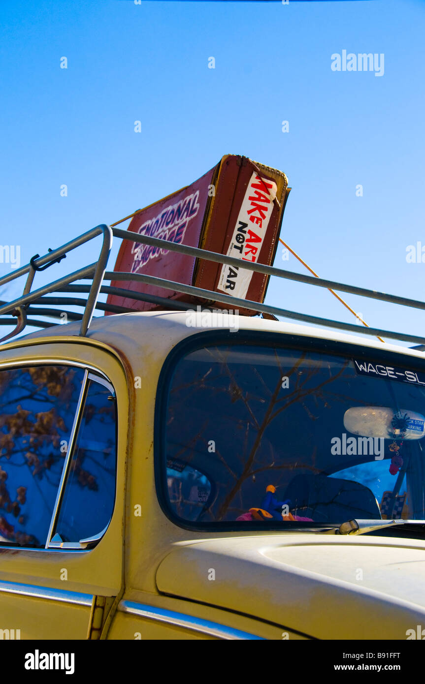 Vecchia valigia in cima al rack per auto su VW bug Foto Stock
