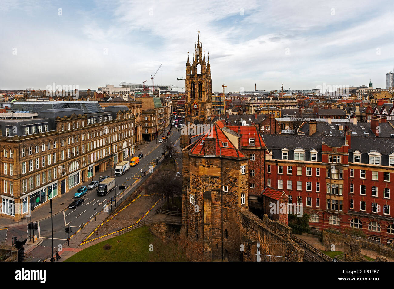 Newcastle-upon-Tyne centro città con St Nicholas Cathedral e Porta Nera in background come vista dal castello di mantenere Foto Stock