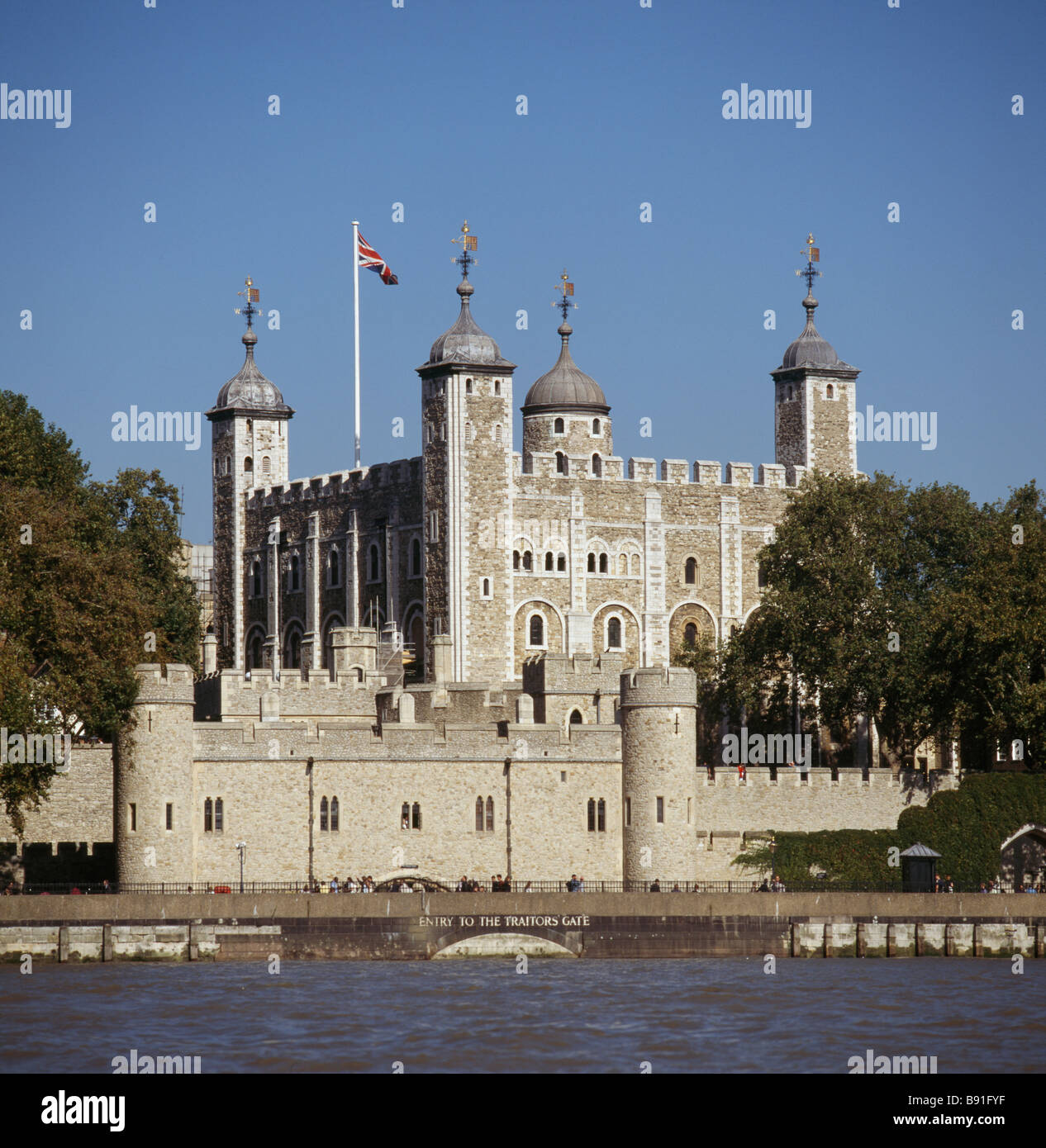 Torre di Londra a marea alta dal Tamigi, tarda estate, mostrando Torre Bianca. Foto Stock
