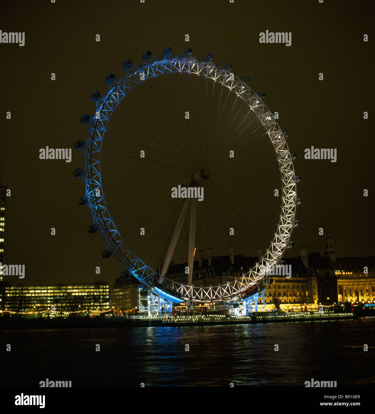 British Airways London Eye sulla sponda sud del fiume Tamigi a Londra. Notte Foto Stock