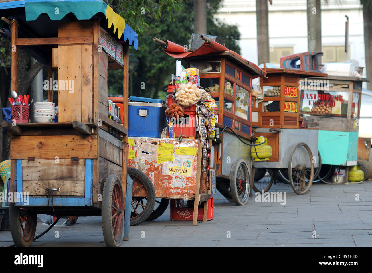 Venditori ambulanti prima del museo di belle arti di Taman fatahillah jakarta indonesia Foto Stock