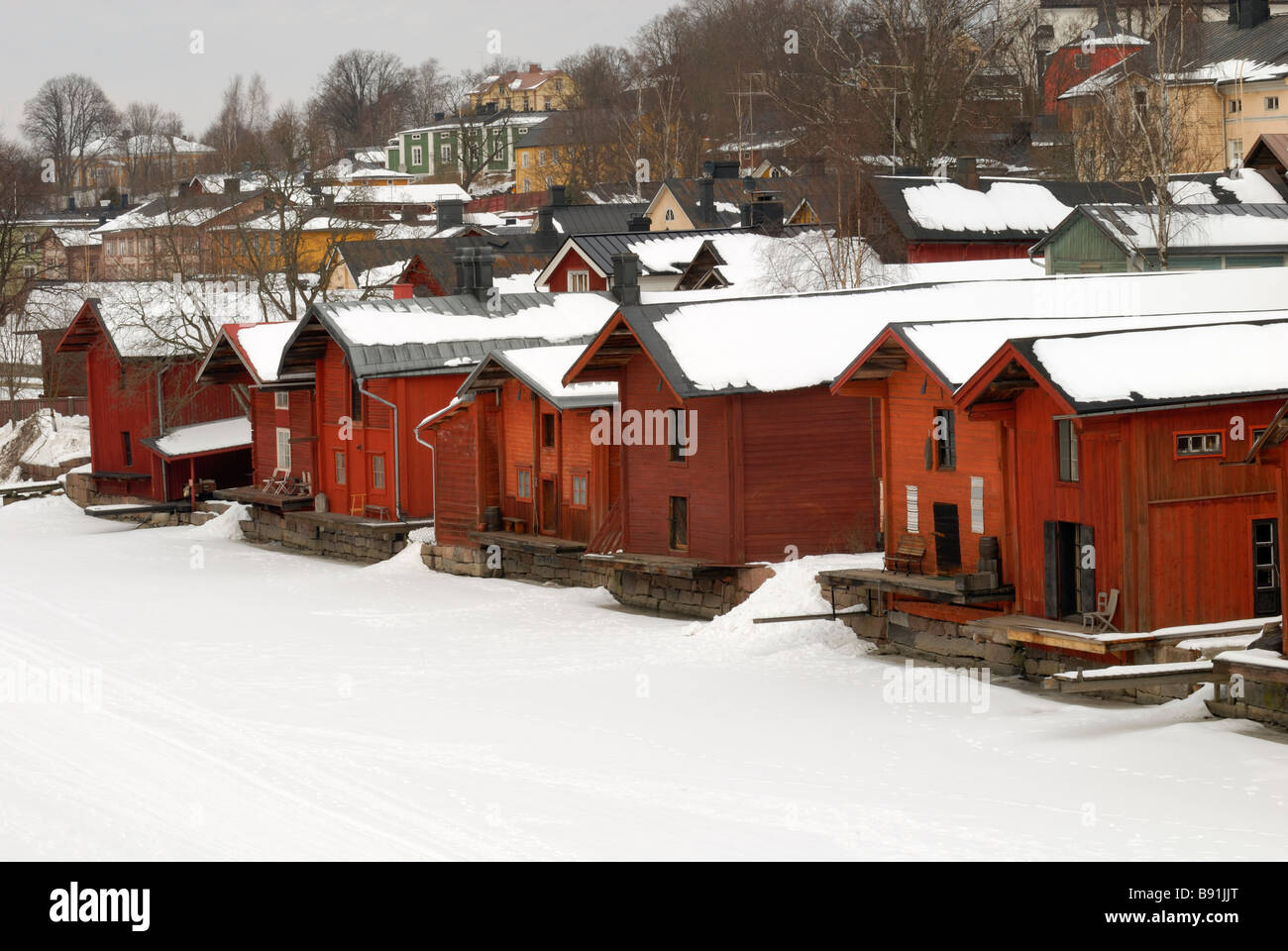 I capannoni di legno lungo il fiume surgelati di Porvoo nella città vecchia di Porvoo, Finlandia e Scandinavia, Europa. Foto Stock