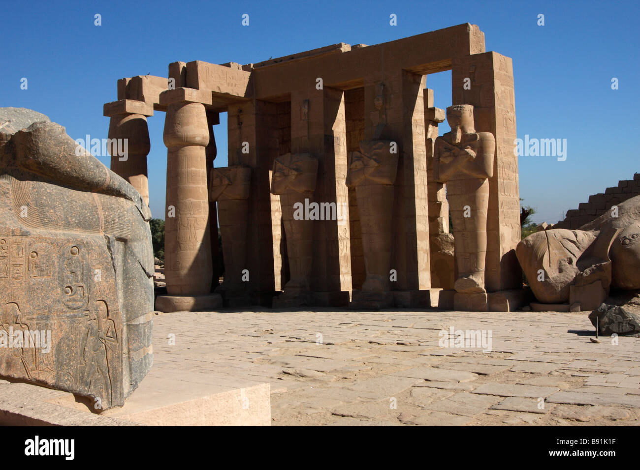 Il Ramesseum [tempio mortuario] di Ramses II, antiche rovine egiziano, 'West Bank", Luxor Foto Stock