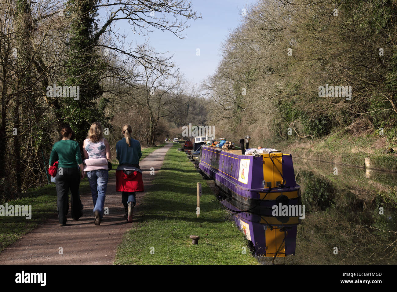 Giovani ragazze che camminano lungo il canale Kennet & Avon, Avoncliff, Wiltshire, Inghilterra, Regno Unito Foto Stock