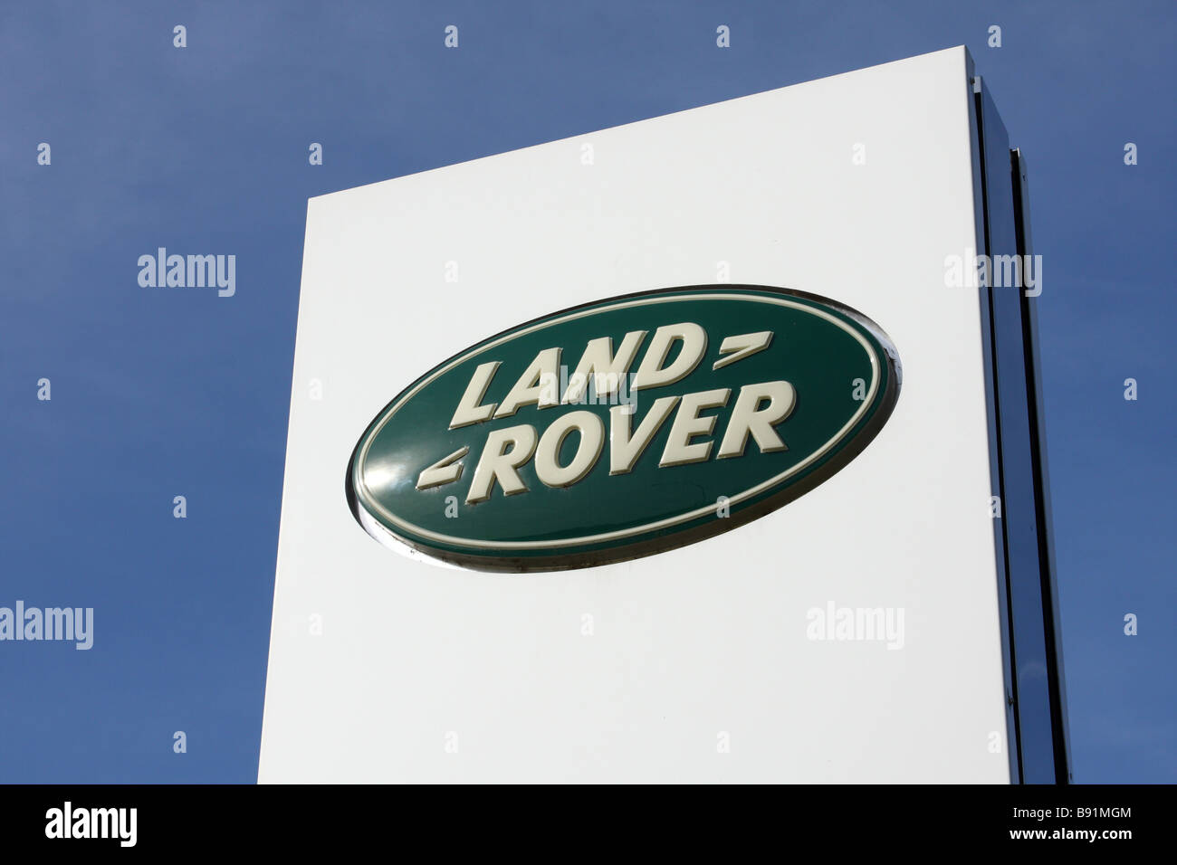 Un Land Rover concessionaria in una città nel Regno Unito Foto Stock