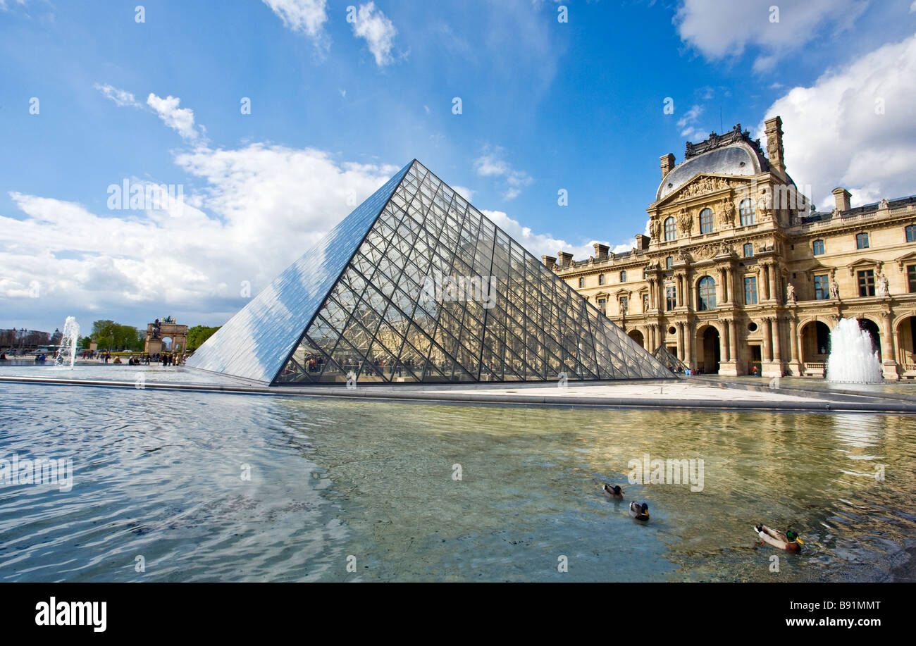 Fontane Pyramide e esterno del Musee du Louvre Museum Paris Francia Europa Foto Stock
