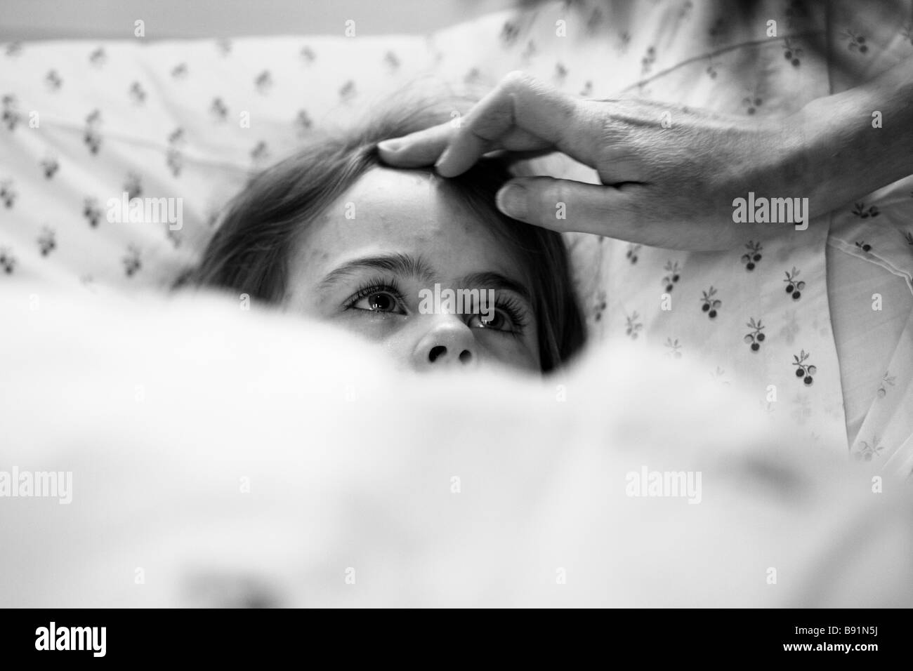 5 anno vecchia ragazza a letto con la varicella Foto Stock