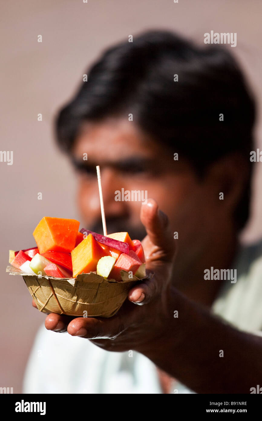 Venditore a vendere fresco frutta mista alla Moschea del Venerdì in Fatehpur Sikri India Foto Stock