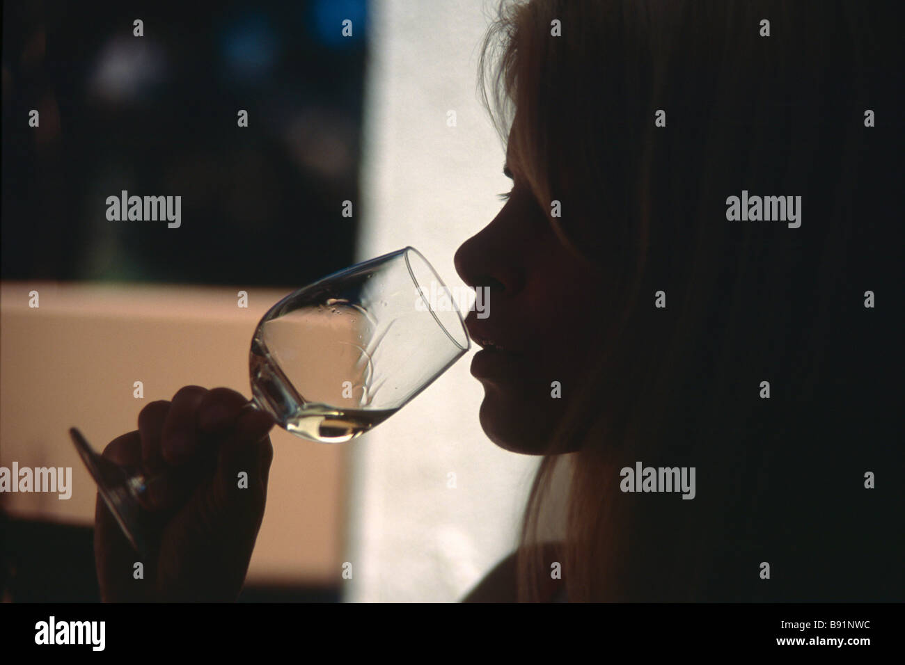 Silhouette di una giovane donna di degustazione vino bianco della Valle di Napa California Foto Stock