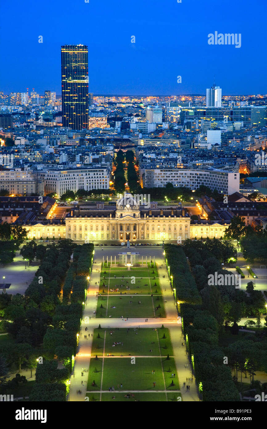 Vista dalla Torre Eiffel su Champ de Mars e ECOLE MILITAIRE Foto Stock