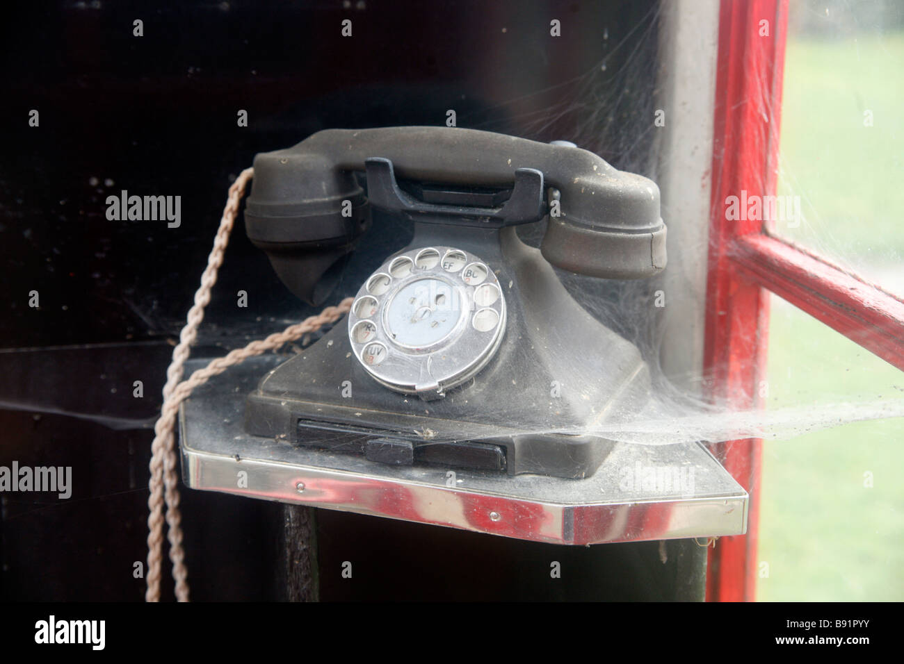 Il vecchio telefono pubblico coperto di ragnatele villaggio Tyneham Dorset Foto Stock