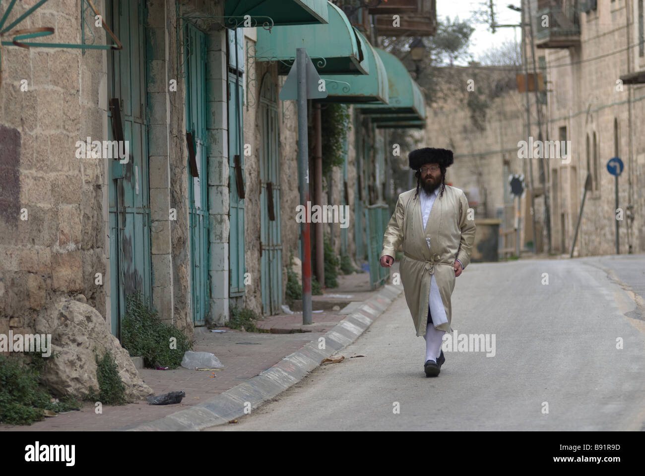 Un ebreo ultra ortodosso indossa un cappello di pelliccia di shtreimel nel quartiere di Mea Shearim, un'enclave ultra-ortodossa a Gerusalemme ovest Israele Foto Stock