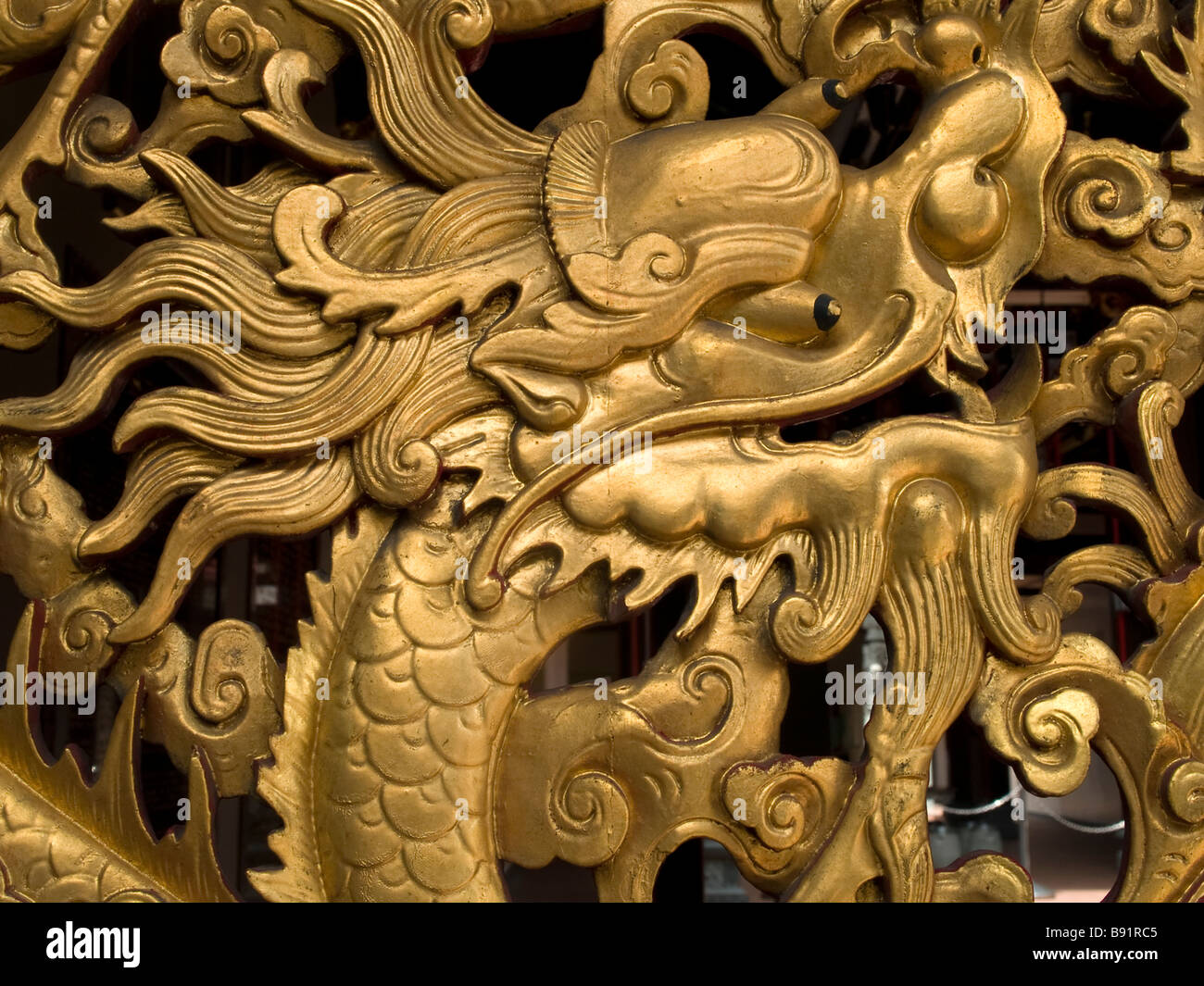 Dettaglio di un oro-dipinto dragone cinese decora il al di fuori di un clan malese House Foto Stock