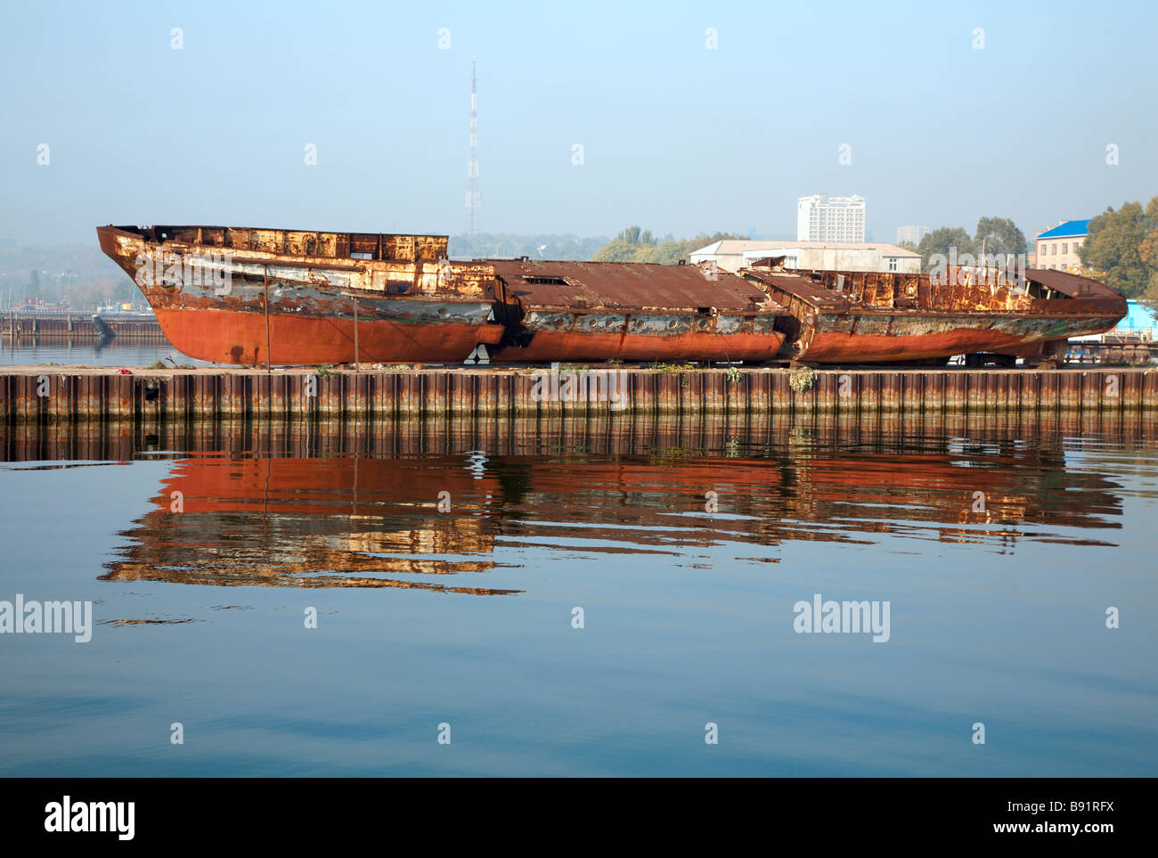 Distrutto (diviso in tre parte) nave sul mare Porto Molo Mariupolj (città, regione Donetsk, Ucraina) Foto Stock