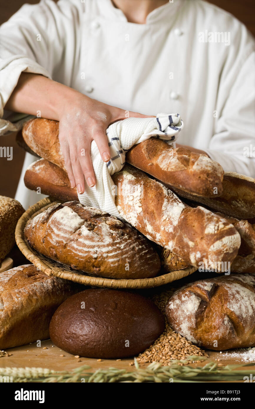 Un baker e pane in Svezia. Foto Stock