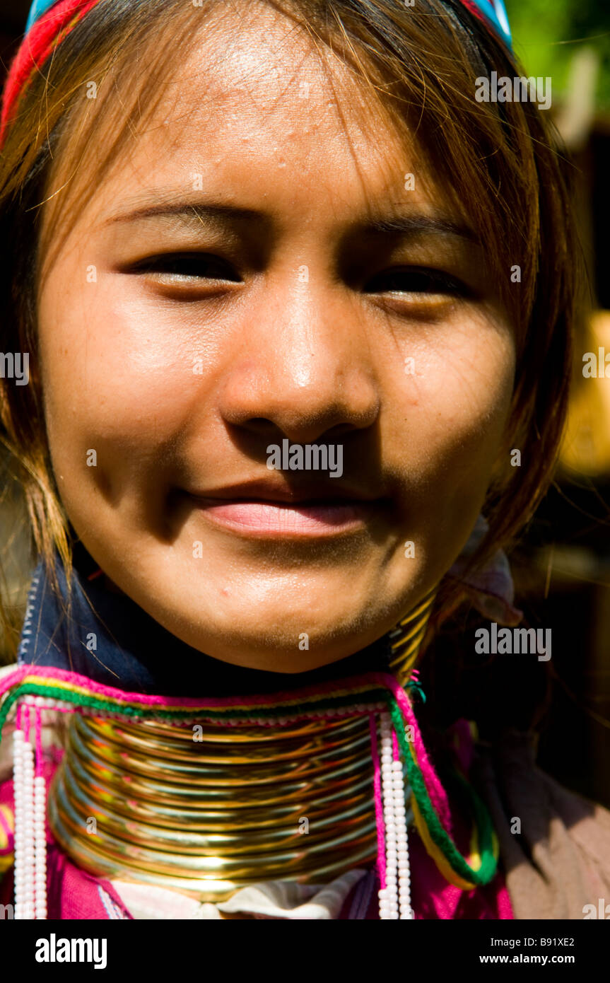 Ritratto di una bella Padong Karen donna preso nel suo campo profughi sul Thai / birmano Myanmar ( ) confine. Foto Stock