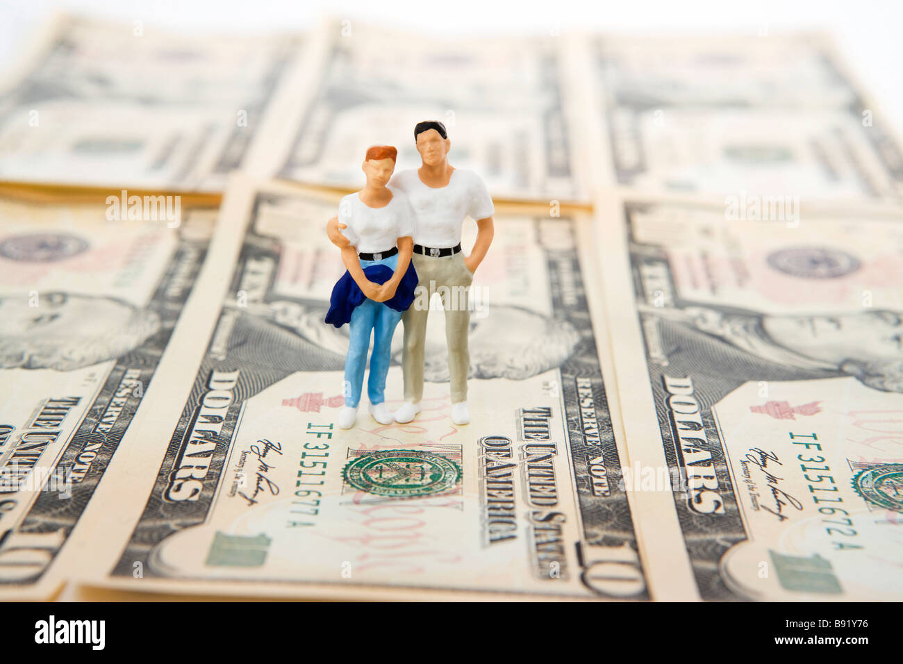 Di mezza età matura in piedi sul dollaro americano fatture. Foto Stock