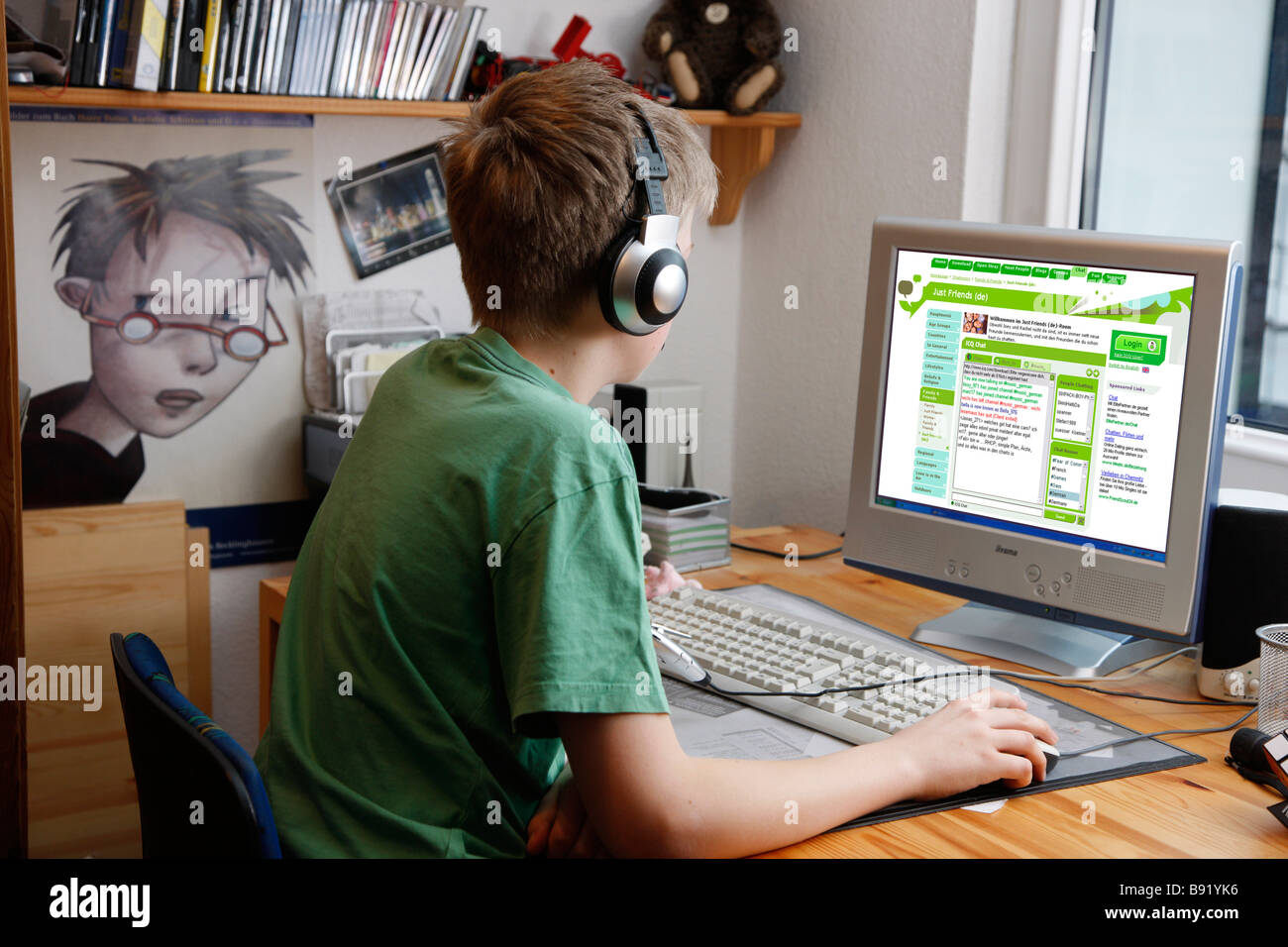 Junge 13 Jahre alt surft mit Computer seinem Zuhause im Internet auf einer Chat Seite für Jugendliche Foto Stock