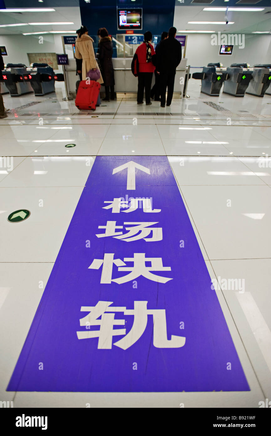 Segno di pavimento in cinese che mostra il percorso di nuovo Airport Express ferrovia che corre al nuovo Terminal 3 dell'Aeroporto Internazionale di Pechino Foto Stock