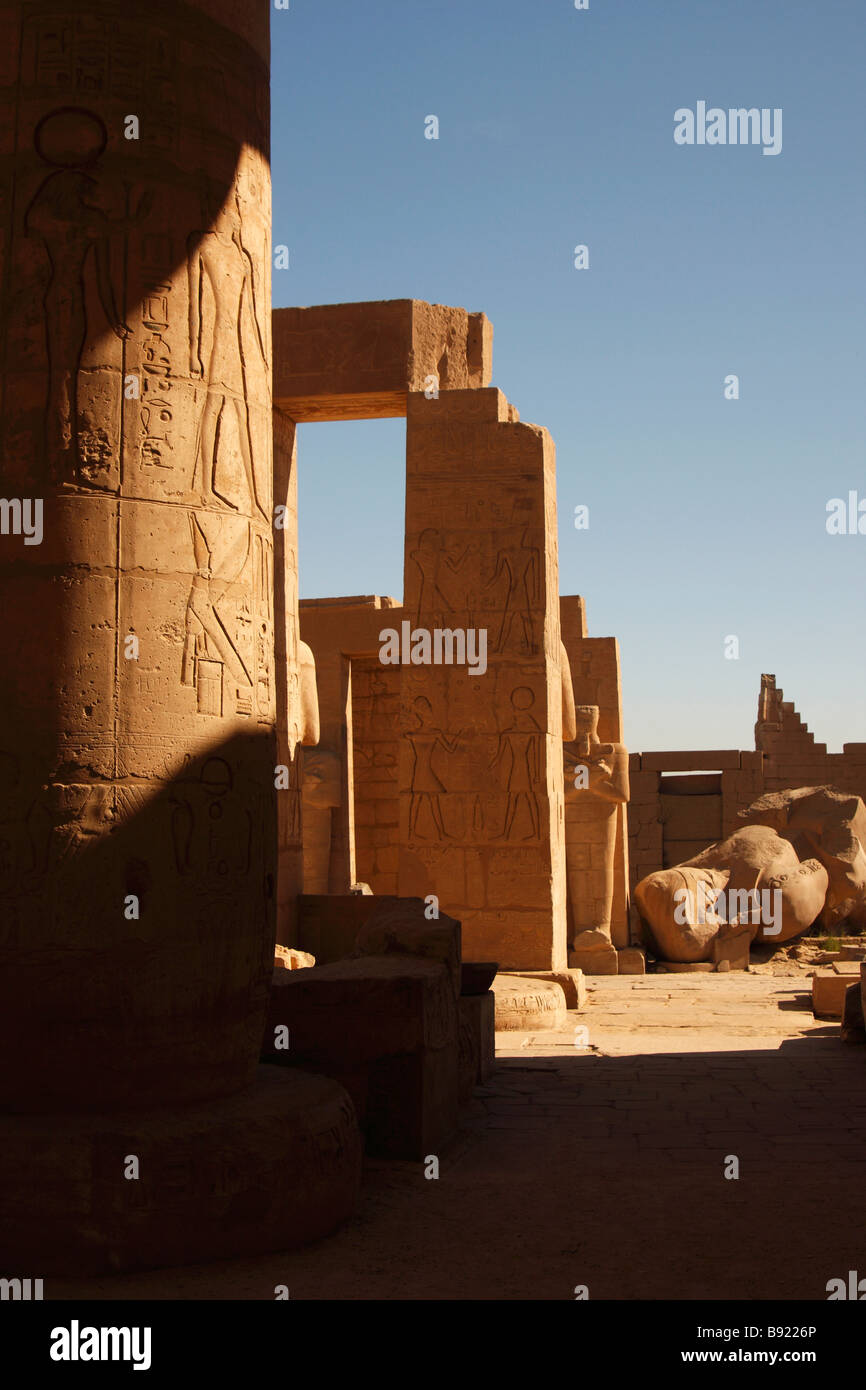 Pietra scolpita pilastri e colonne, il Ramesseum [tempio mortuario] di Ramses II, 'West Bank", Luxor Foto Stock