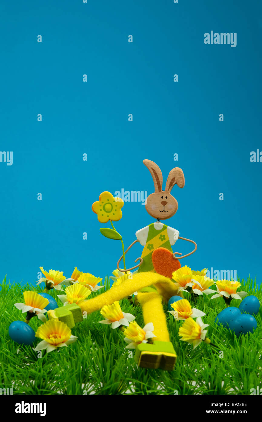 Simpatico coniglietto di pasqua con sull'erba in primavera Foto Stock