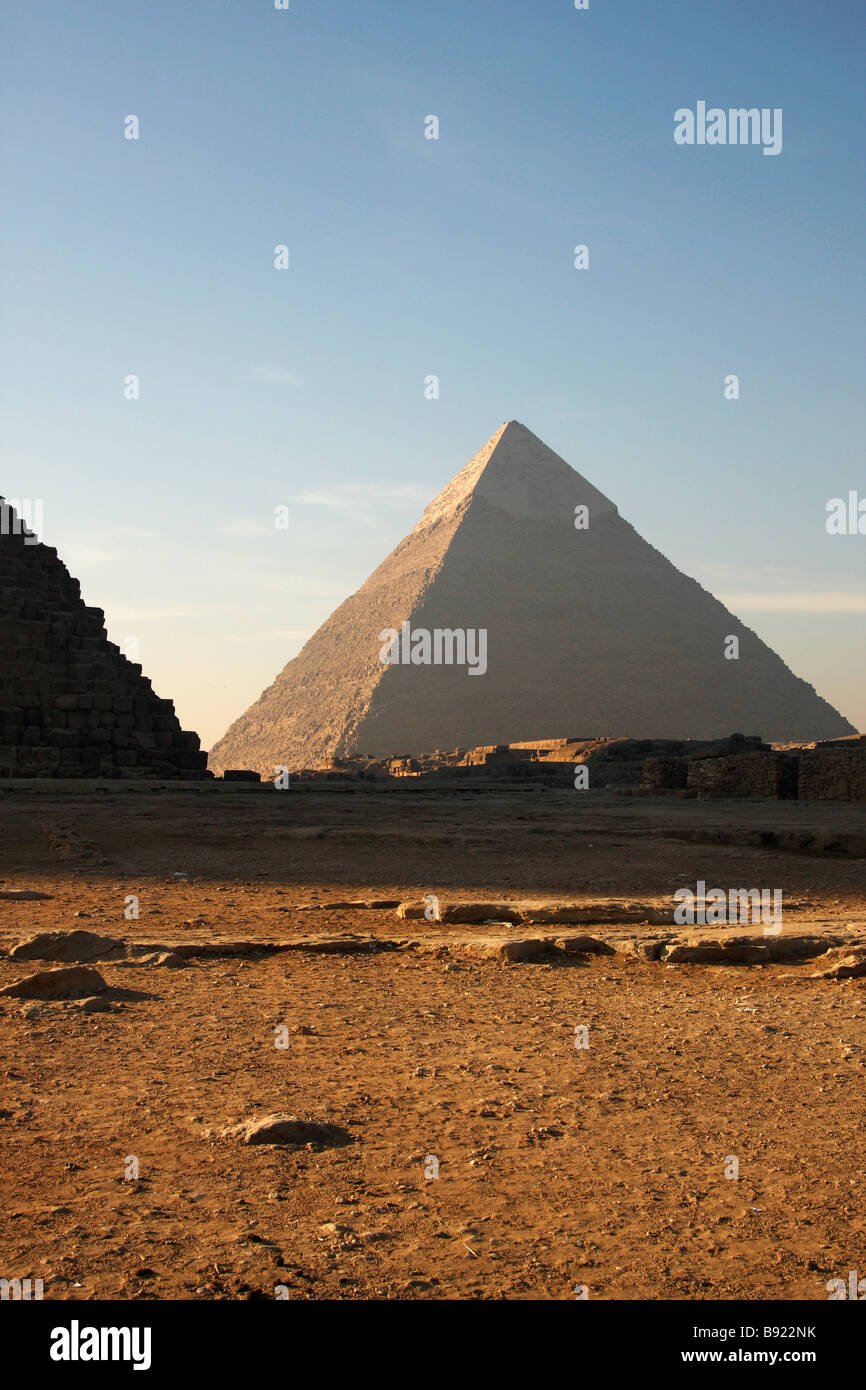 Piramide di Khafre contro il cielo blu all'alba, Giza, il Cairo, Egitto Foto Stock
