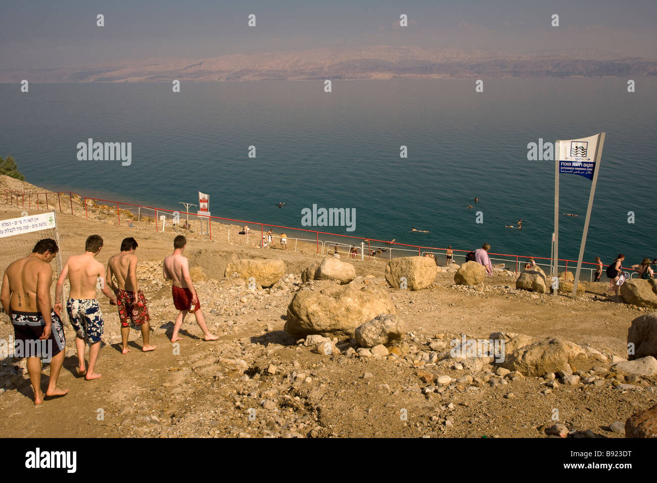 Gli uomini nel nuoto shorts camminare in riva al Mar Morto, Israele, Medio Oriente Foto Stock