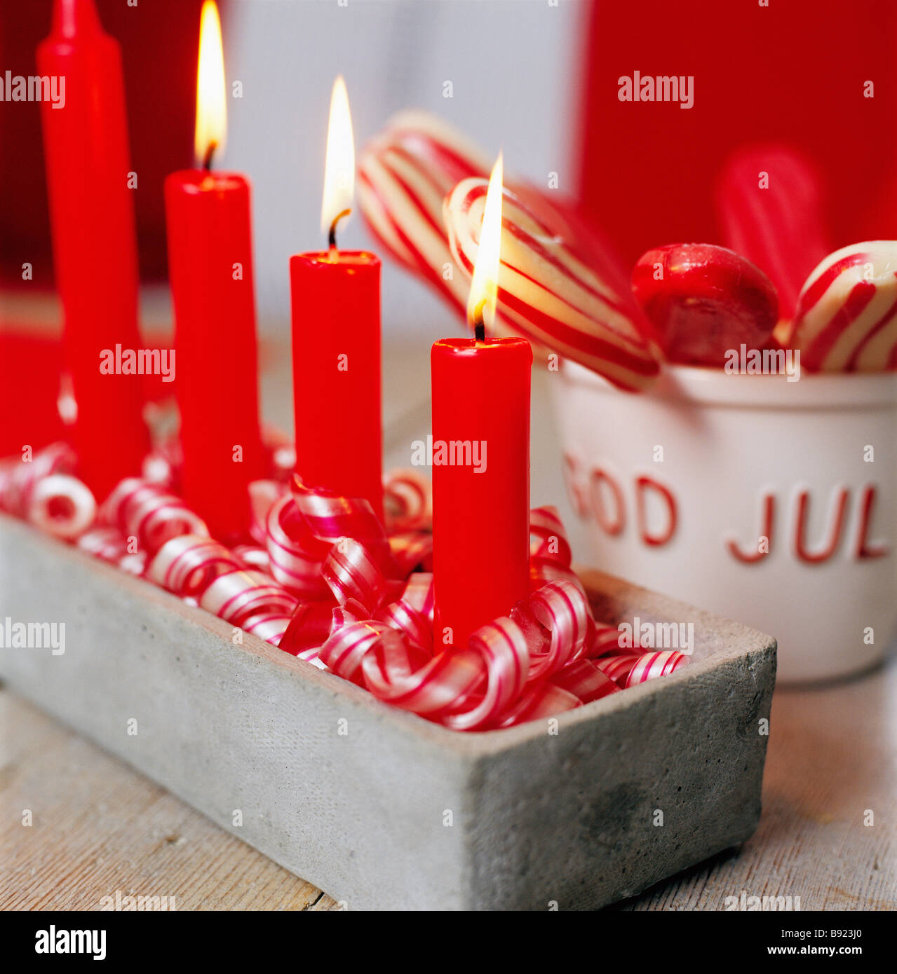 Avvento candelabro con quattro ceri accesi in accendere ogni domenica di  Avvento della Svezia Foto stock - Alamy