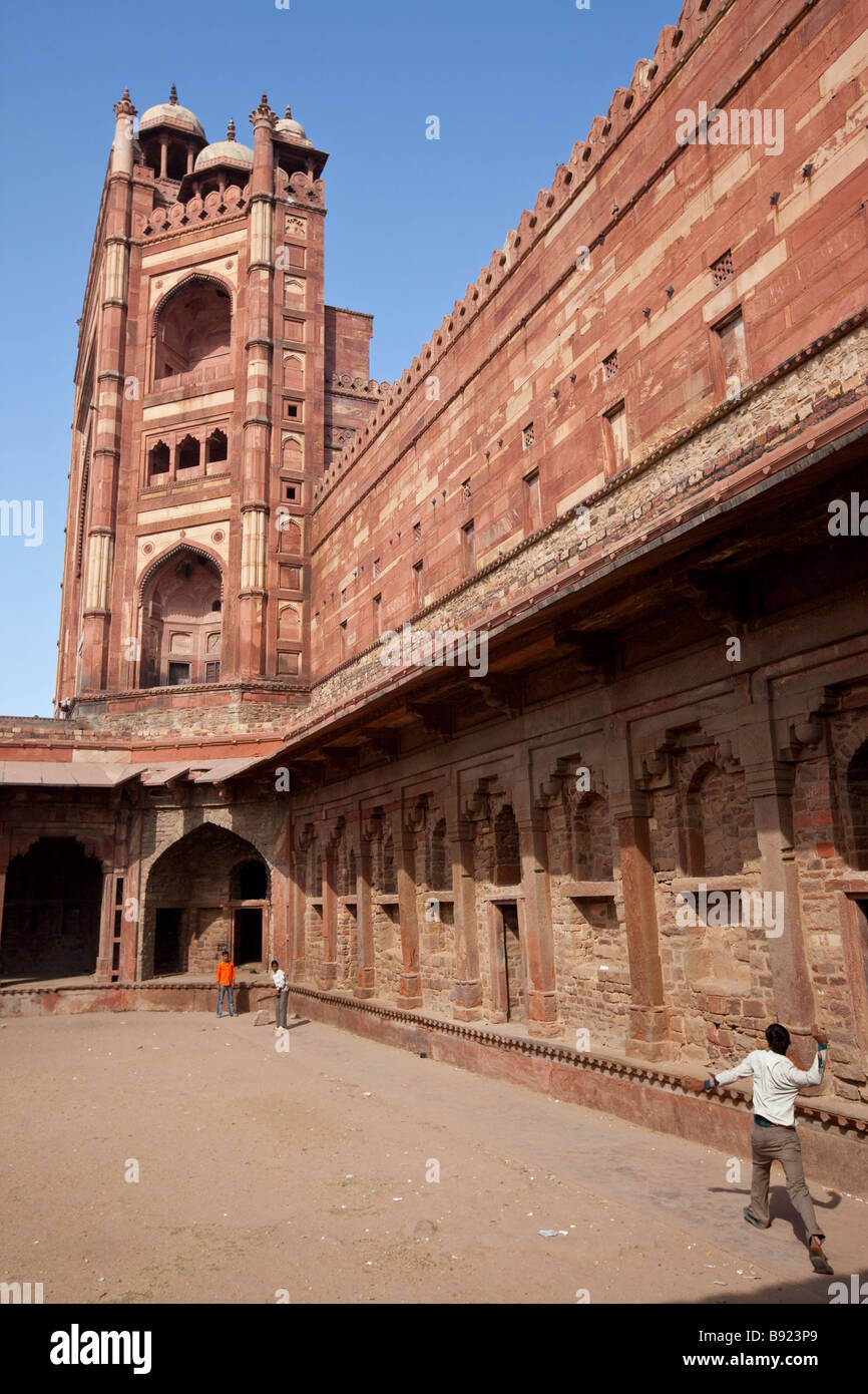 Ragazzi giocare a cricket presso la Moschea del Venerdì in Fatehpur Sikri India Foto Stock