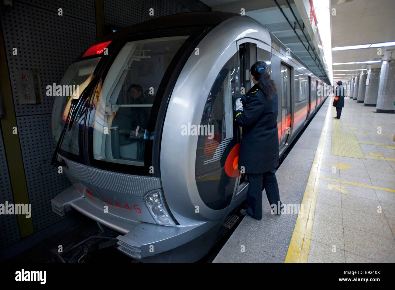 Il moderno treno alla stazione sul modernizzato Pechino sistema di metropolitana Foto Stock