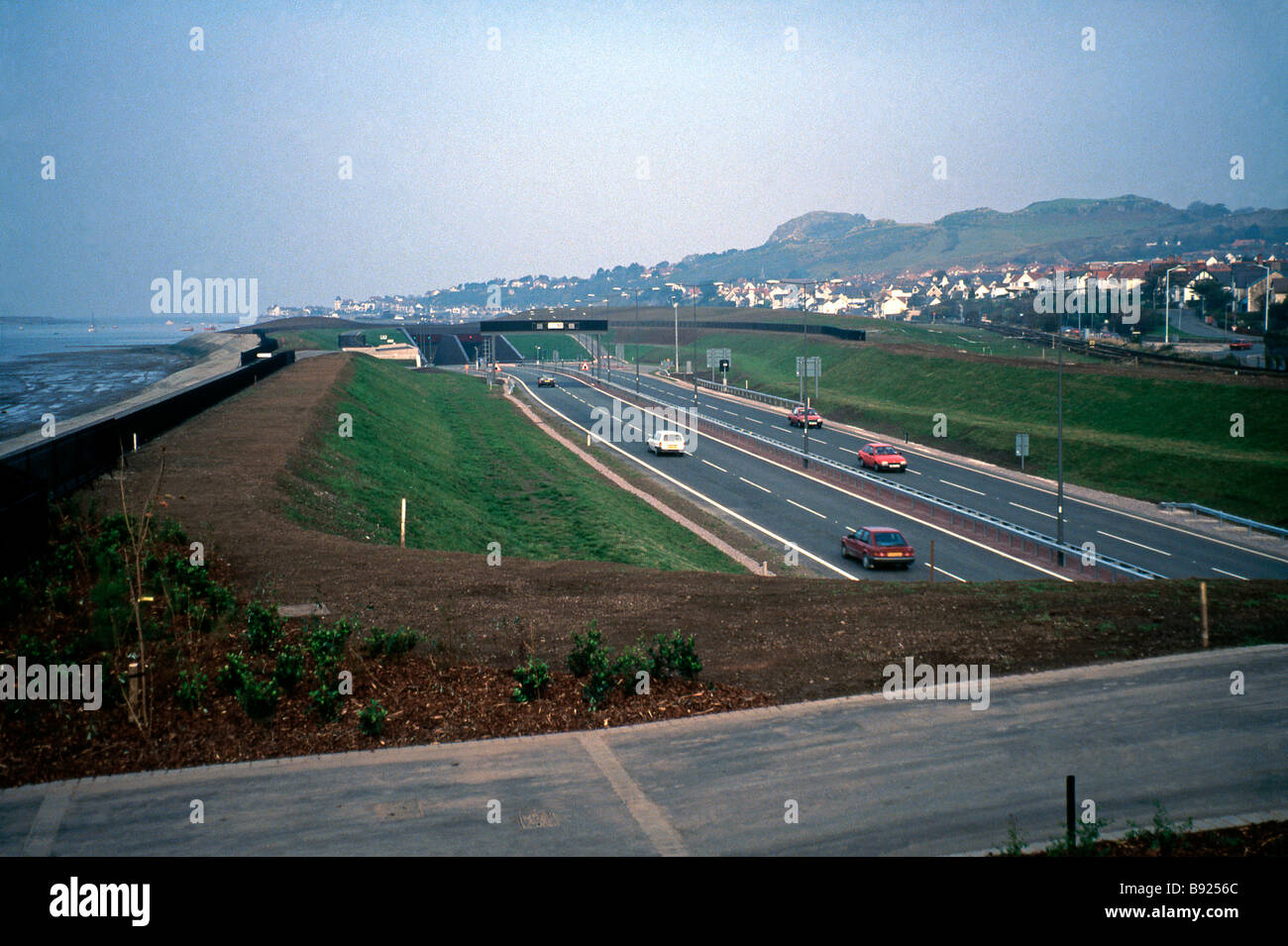 A55 Conwy galleria stradale ingresso orientale, direttrice di traffico lungo la costa del Galles Settentrionale, poco dopo che è stato aperto nel 1991 Foto Stock