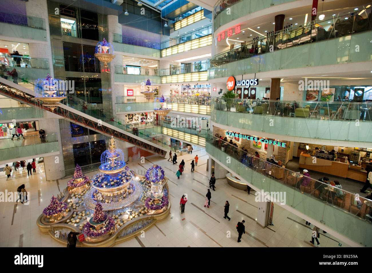 Interno della nuova e moderna gioia City shopping mall di Xidan distretto di Pechino CINA Foto Stock