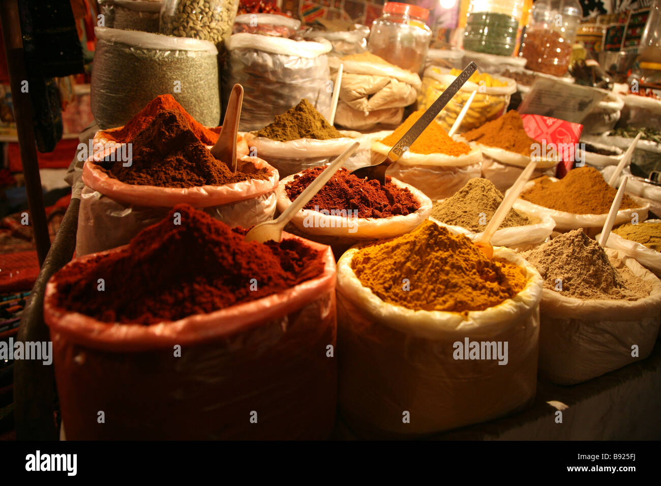 Spezie locali dal sabato notte di mercato a Baga in Goa, India Foto Stock