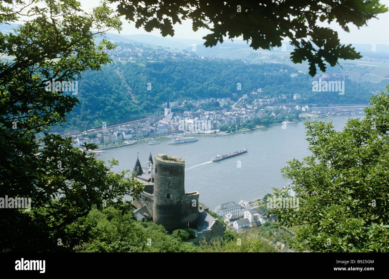 Burg Katz con St Goar al di là del Reno, il castello del gatto, non lontano è Burg Maus - Il castello del Mouse. Foto Stock