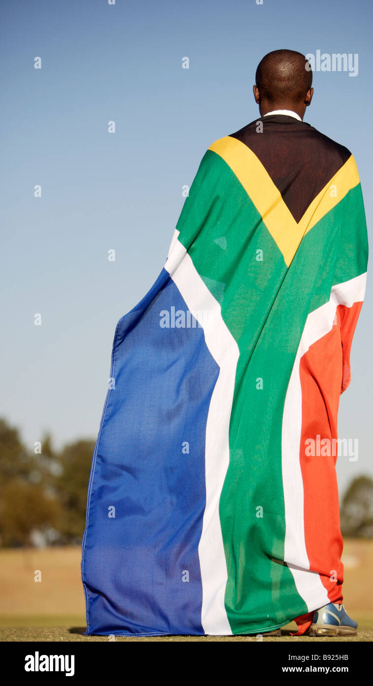 Vista posteriore di un giocatore di calcio avvolti in Sud Africa bandiera Pretoria Gauteng Provincia Sud Africa Foto Stock