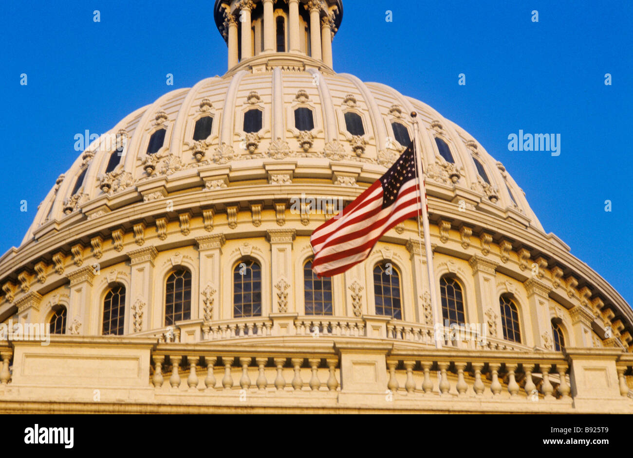 Washington U.S.A. La cupola della capitale &l'U.S.bandiera. Al di sotto di esso sono la Casa del Congresso e della Camera dei Rappresentanti, Foto Stock