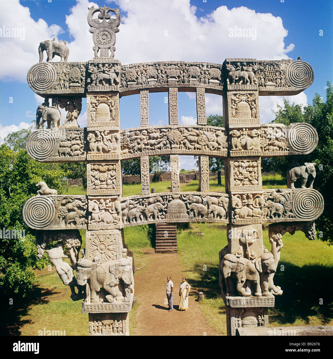 Sanchi,l'India,TheEast gate al grande Stupa.La porzione superiore rappresenta la7 Manushi Buddha,di cui theBuddha è il più recente Foto Stock