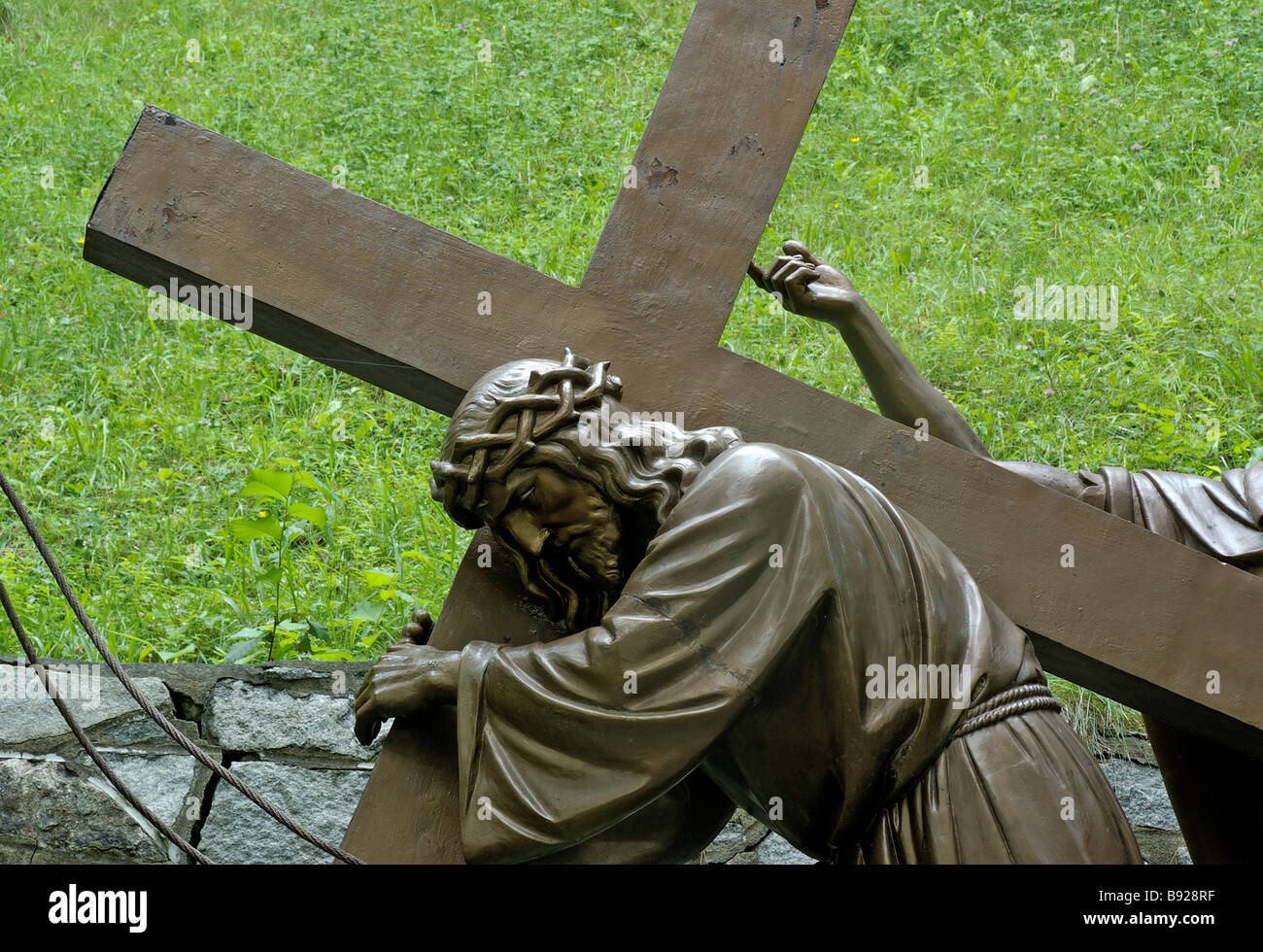 Gesù porta la croce dalle stazioni della croce Foto Stock