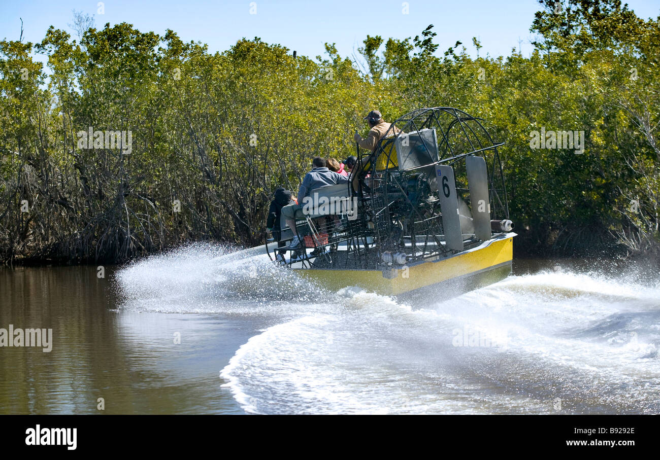 Airboat gira alla velocità in un canale vicino a Everglades City Florida Foto Stock