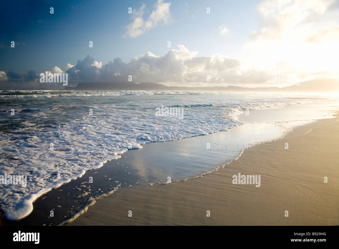 Il Cloud riflessioni sulla spiaggia con Simonstown in background Cape Town Western Cape Province Sud Africa Foto Stock