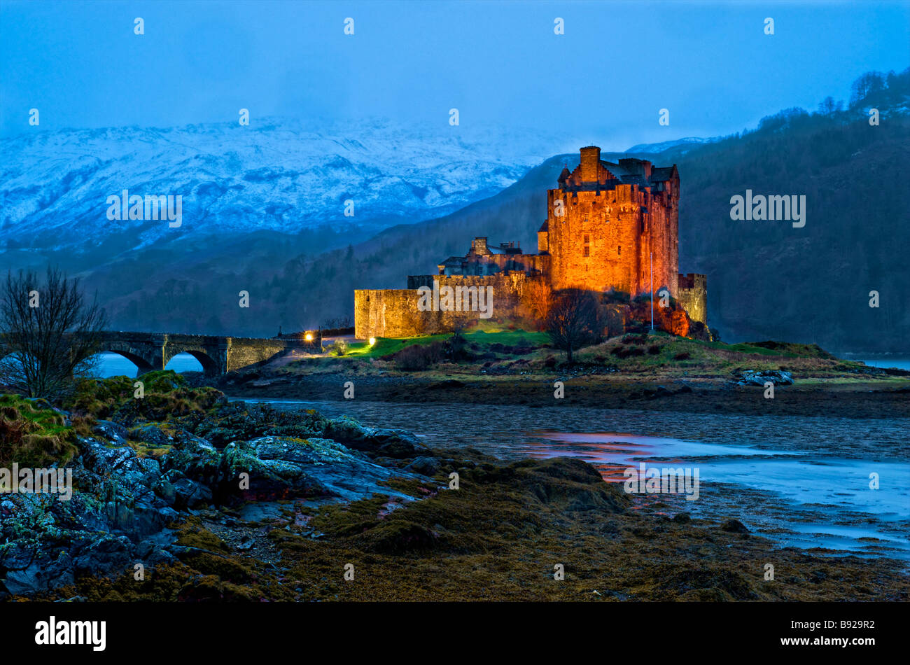 Eilean Donan Castle nei pressi dell'Isola di Skye su Scotlands west coast al crepuscolo Foto Stock