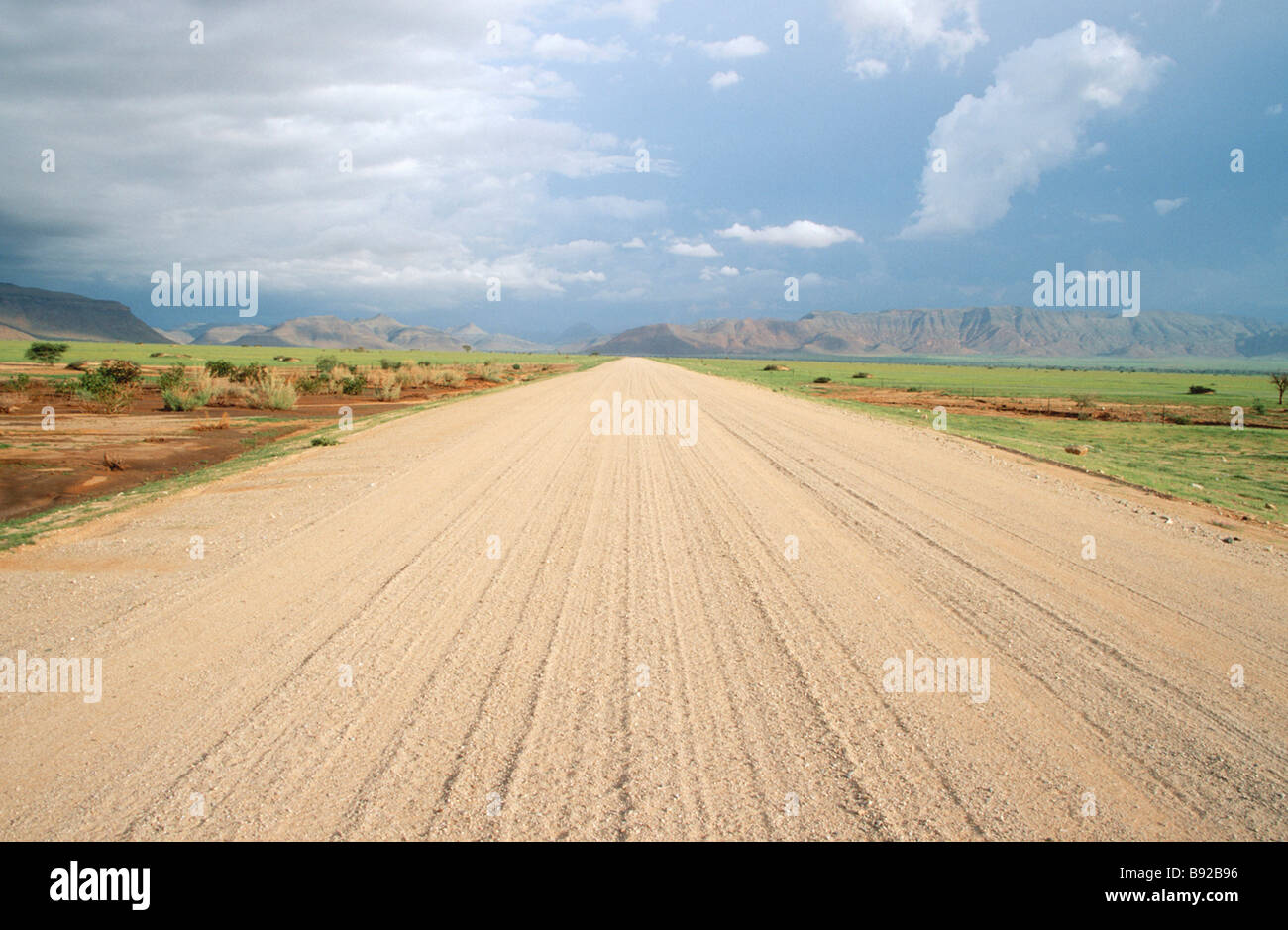 Vista della strada sterrata che conduce attraverso semi zona arida Naukluft Mountains Namibia Foto Stock